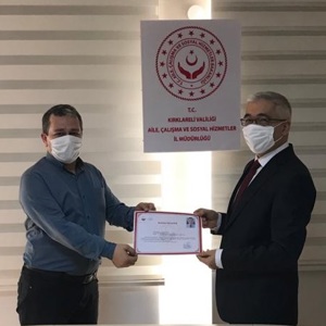 Koronavirüs Pandemisi İle Mücadele Kapsamında Valiliğimiz Bünyesinde Oluşturulan Vefa Sosyal Destek Grubunda Görevli Personelimize Başarı Belgesi Verildi. - fotoğraf 4