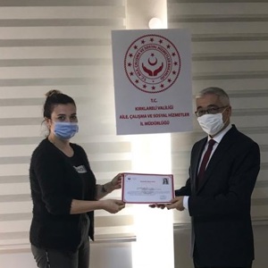 Koronavirüs Pandemisi İle Mücadele Kapsamında Valiliğimiz Bünyesinde Oluşturulan Vefa Sosyal Destek Grubunda Görevli Personelimize Başarı Belgesi Verildi. - fotoğraf 6