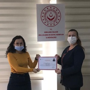 Koronavirüs Pandemisi İle Mücadele Kapsamında Valiliğimiz Bünyesinde Oluşturulan Vefa Sosyal Destek Grubunda Görevli Personelimize Başarı Belgesi Verildi. - fotoğraf 9