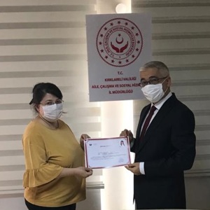 Koronavirüs Pandemisi İle Mücadele Kapsamında Valiliğimiz Bünyesinde Oluşturulan Vefa Sosyal Destek Grubunda Görevli Personelimize Başarı Belgesi Verildi. - fotoğraf 12