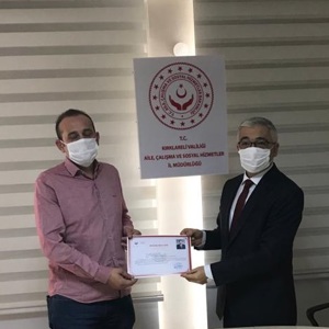 Koronavirüs Pandemisi İle Mücadele Kapsamında Valiliğimiz Bünyesinde Oluşturulan Vefa Sosyal Destek Grubunda Görevli Personelimize Başarı Belgesi Verildi. - fotoğraf 14