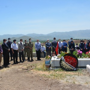Jandarma Teğmen Şafak EVRAN, şehadetinin yıl dönümünde Yıprak’ taki baba evinde ve kabri başında edilen dualarla anıldı. - fotoğraf 1
