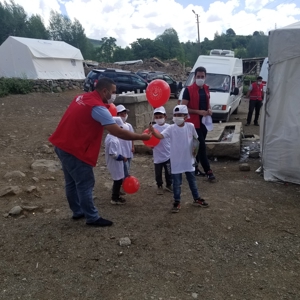 Yedisu ve Karlıova İlçelerinde Depremzede Çocuklarımızın Yüzü Hediye Edilen Oyuncaklarla Güldü - fotoğraf 3