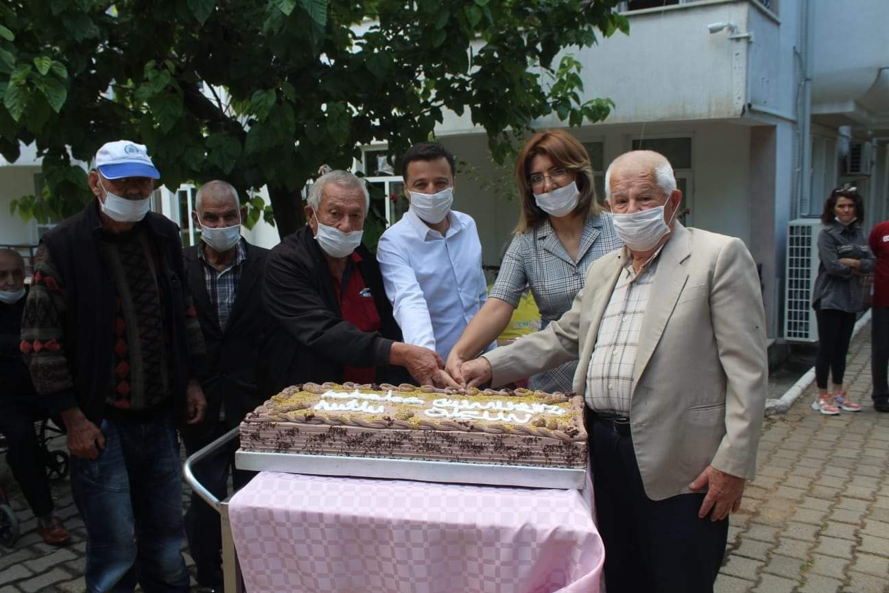 İl Müdür V. Osman Toprakçı Huzurevimizde Kalan Çınarlarımızın ve Personellerimizin Babalar Gününü Kutladı.