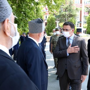 67 Gaziye Tören Kıyafeti Hediye Edildi - fotoğraf 4