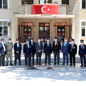 67 Gaziye Tören Kıyafeti Hediye Edildi - fotoğraf 6