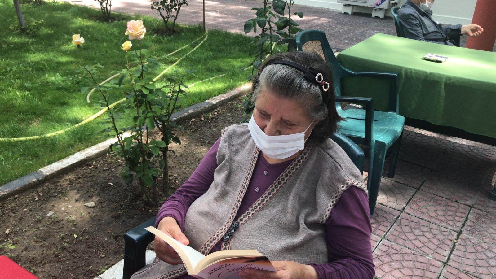 Kırklareli Huzurevi Müdürlüğü sakinlerimiz boş vakitlerini kitap okuyarak değerlendiriyor.