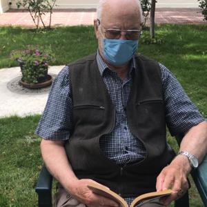 Kırklareli Huzurevi Müdürlüğü sakinlerimiz boş vakitlerini kitap okuyarak değerlendiriyor. - fotoğraf 2