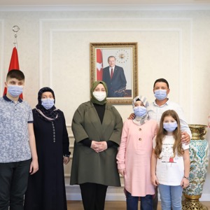 Bakan Selçuk Görme Engelli Hafız Ravzanur ile Ailesini Ağırladı - fotoğraf 2