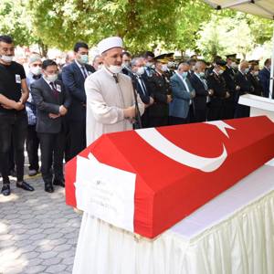 Sakarya’da yaşanan elim olayda şehit düşen J. Uzm. Onb. Fatih Manga, İmaret Camiinde İçişleri Bakanı Sayın Süleyman Soylu, Sayın Valimiz Gökmen Çiçek, Milletvekilleri, Belediye Başkanı, İl Müdürümüz, protokol üyeleri ve vatandaşların katıldığı cenaze töreninin ardından son yolculuğuna uğurlandı. - fotoğraf 1