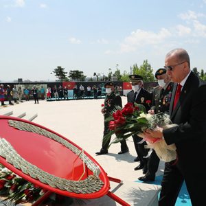 Cumhurbaşkanı Erdoğan, 15 Temmuz Şehitler Anıtı’nı ziyaret etti - fotoğraf 1