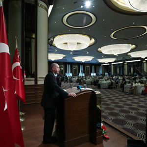 Cumhurbaşkanı Recep Tayyip Erdoğan, 15 Temmuz Demokrasi ve Millî Birlik Günü anma programları kapsamında, şehit yakınları ve gazilerle Cumhurbaşkanlığı Külliyesinde yemekte bir araya geldi. - fotoğraf 4