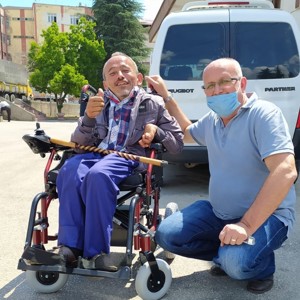 Bedensel Engelli Vatandaşımıza Akülü Tekerlekli Sandalye Hediye Edildi - fotoğraf 1