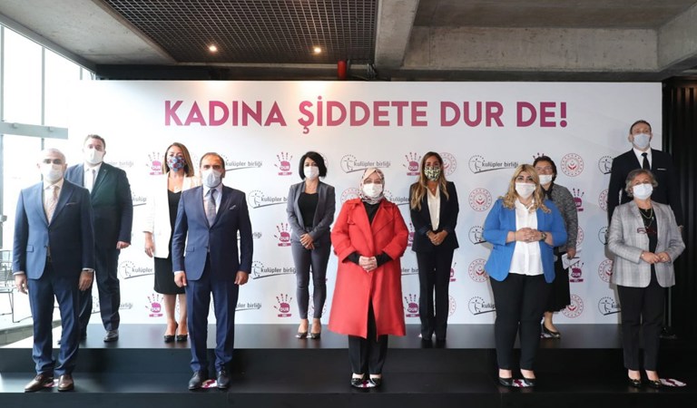 Bakan Selçuk, “Kadına Şiddete Dur De" Kampanyası Kapsamında, Futbol Kulüplerinin Kadın Yöneticileri ile Bir Araya Geldi