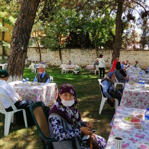 Yaz mevsiminin son günleri yaklaşırken Kırklareli Huzurevi Müdürlüğü sakinlerimiz bahçe keyfinin tadını çıkarıyor. - fotoğraf 1
