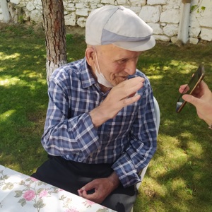 Yaz mevsiminin son günleri yaklaşırken Kırklareli Huzurevi Müdürlüğü sakinlerimiz bahçe keyfinin tadını çıkarıyor. - fotoğraf 2