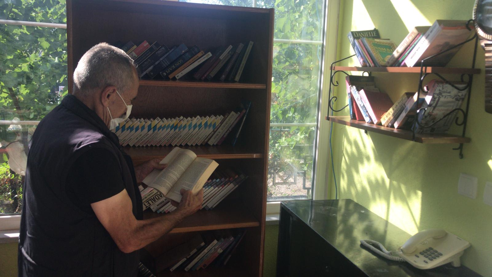 Koronavirüs sürecinde boş vakitlerini kitap okuyarak değerlendiren Kırklareli Huzurevi sakinlerimizin kütüphanesini yeni kitaplar ile zenginleştirdik.