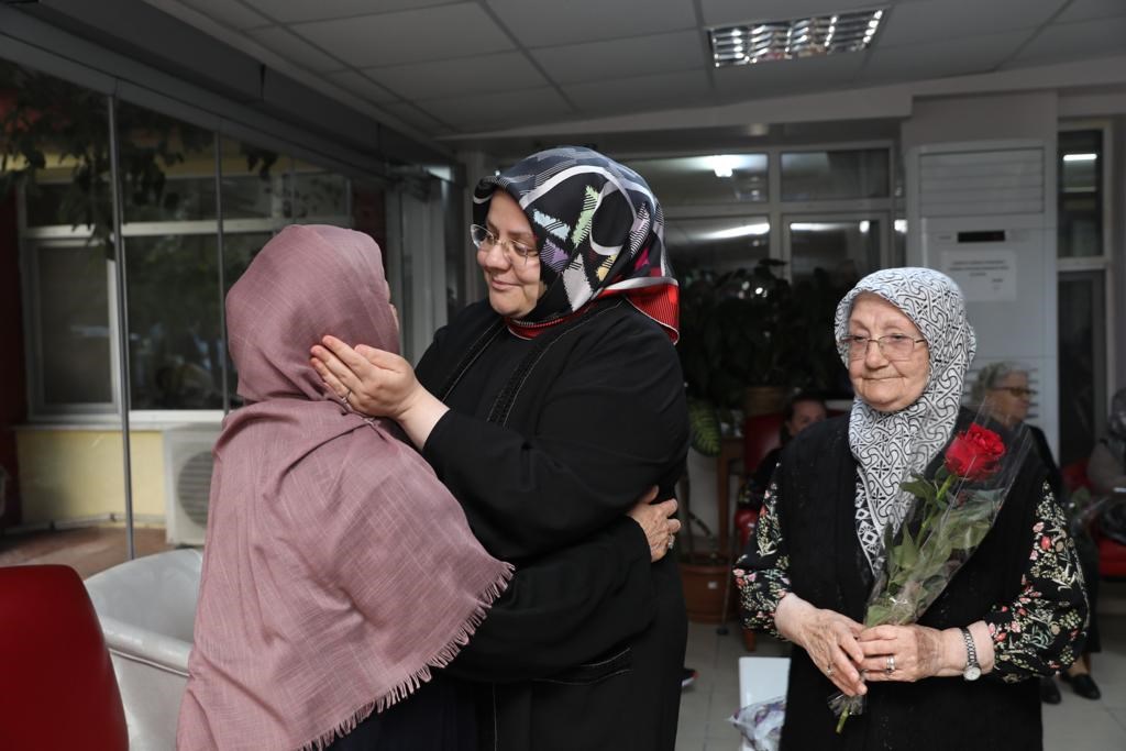 Bakan Selçuk Anneler Günü'nde Huzurevini Ziyaret Etti, Çocuklarla İftar Yaptı