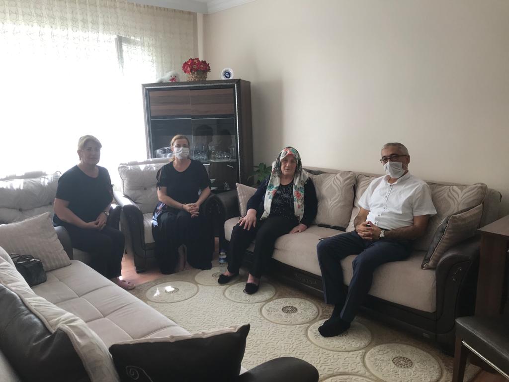 Müdürlüğümüzce Gerçekleştirilen Kıymetli Şehit Yakınları ve Kahraman Gazilerimize Yönelik Ziyaretlerimiz Kapsamında İl Müdürü Faruk UYSAL Şehit Annesi Kezban KALENCİ ve Kardeşi Ayşe KALENCİ’yi Ziyaret Ettiler.