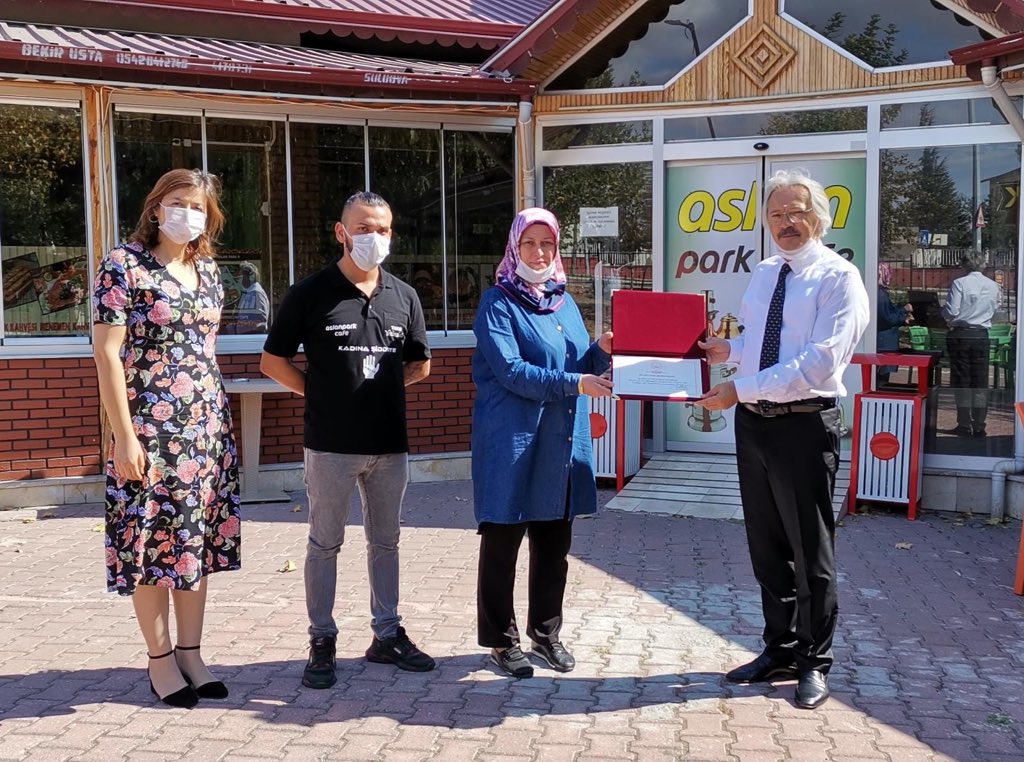 Suluova İlçesi Aslan Park-Cafe İşletmesi Çalışanlarından Kadına Yönelik Şiddete Tişörtlü Farkındalık  