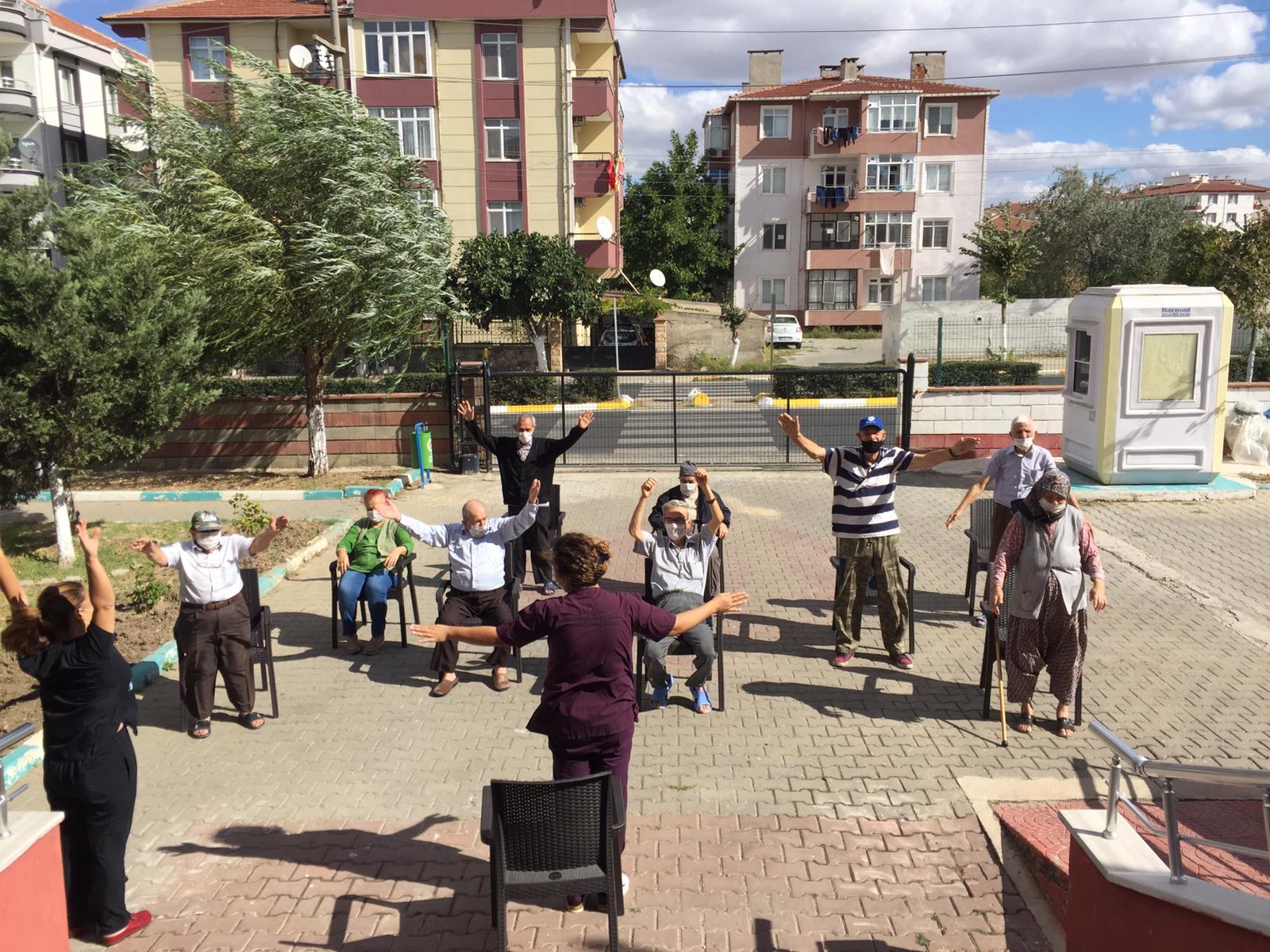 Lüleburgaz Ramazan Yaman Huzurevinde koruma ve bakım altında bulunan Değerli Büyüklerimiz "spor yap, sağlıklı kal" anlayışıyla her gün sağlık personelimiz gözetiminde yürüyüş, koşu ve vücut egzersizlerini düzenli bir şekilde yapmaktadırlar.