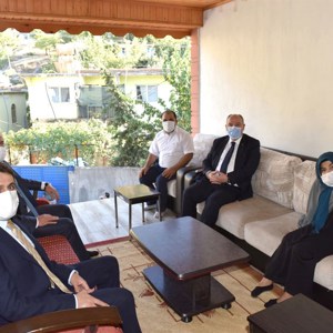 Sayın Valimiz Ömer Faruk Coşkun, İl Müdürümüz’le Siyam İkizleri Ayşe ve Sema Tanrıkulu’na Ziyaret Etti - fotoğraf 3