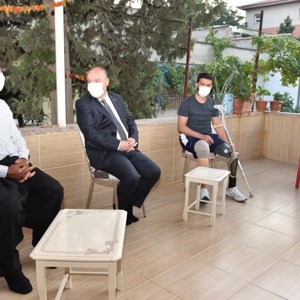 Sayın Valimiz Ömer Faruk Coşkun ve İl Müdürümüz Gazimiz Cabir Karaboğa’yı Evinde Ziyaret Etti - fotoğraf 1