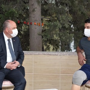 Sayın Valimiz Ömer Faruk Coşkun ve İl Müdürümüz Gazimiz Cabir Karaboğa’yı Evinde Ziyaret Etti - fotoğraf 3