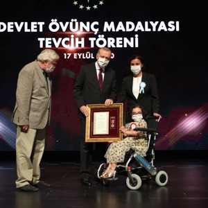 Şehit Yakınları ile Gazi ve Gazi Yakınlarına Devlet Övünç Madalyası - fotoğraf 2