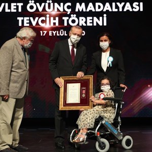 Şehit Yakınları ile Gazi ve Gazi Yakınlarına Devlet Övünç Madalyası - fotoğraf 6