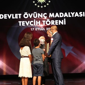 Şehit Yakınları ile Gazi ve Gazi Yakınlarına Devlet Övünç Madalyası - fotoğraf 9
