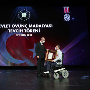 Şehit Yakınları ile Gazi ve Gazi Yakınlarına Devlet Övünç Madalyası - fotoğraf 7