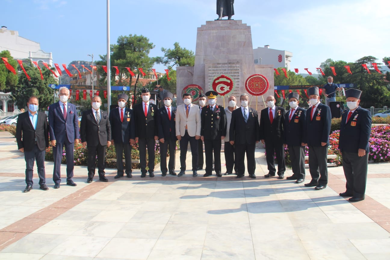 19 Eylül Gaziler Günü münasebetiyle Cumhuriyet Meydanı Atatürk Anıtı’nda çelenk sunma programı gerçekleştirildi. 