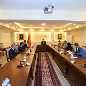 Vali Bilmez, Şehit Ailelerine ve Gaziye Devlet Övünç Madalyası ve Beratını Tevdi Etti - fotoğraf 3