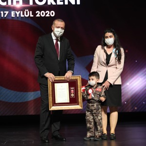 Şehit Yakınları ile Gazi ve Gazi Yakınlarına Devlet Övünç Madalyası - fotoğraf 3