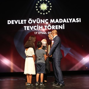 Şehit Yakınları ile Gazi ve Gazi Yakınlarına Devlet Övünç Madalyası - fotoğraf 6