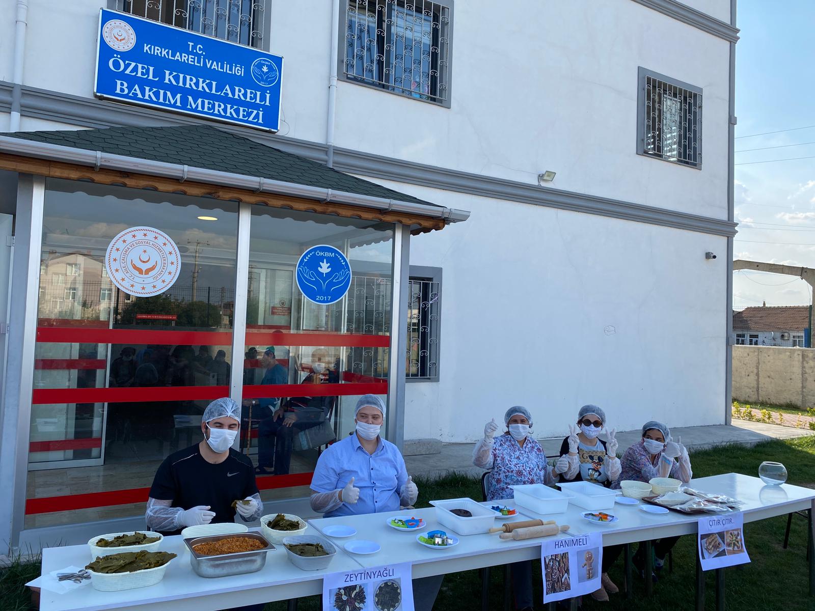 Özel Kırklareli Bakım Merkezinde gerçekleştirilen etkinlik ile bakım altında bulunan engellilerimiz engelleri aşarak zeytinyağlı yaprak sarmalar, çıtır çıtır börekler hazırladı.