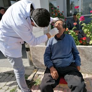 HUZUREVİ SAKİNLERİNE COVİD-19 TESTİ YAPILDI - fotoğraf 1