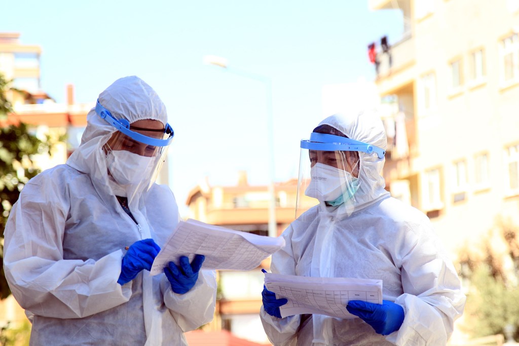 Bakan Selçuk: "COVID-19 Riski Sebebiyle İzolasyonda Olan Çalışanlarımız Hastaneye Gitmelerine Gerek Kalmaksızın İş Göremezlik Ödeneği Alacak”