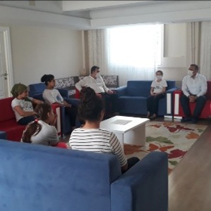 Eğitim ve Öğretime Uzun Bir Aradan Sonra Yeniden Başlayan ÇES, ÇEKOM Çocuklarımızı İl Müdürümüz ile Ziyaret Ederek Pandemi ve Kontrollü Sosyal Hayat Kurallarına Uymaları Konusunda Telkinde Bulunarak Başarılar Diledik - fotoğraf 1