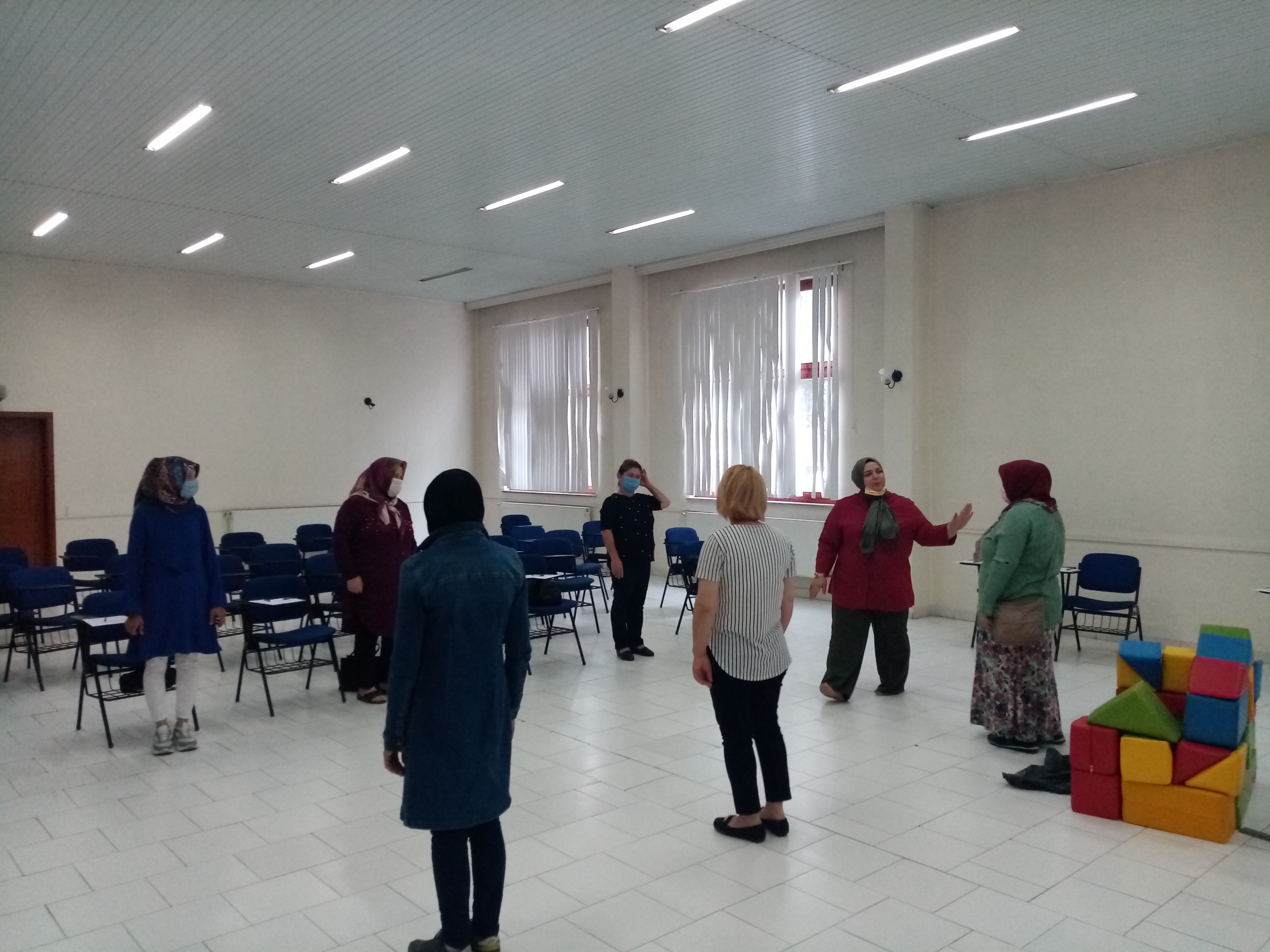 “Engelli Çocuklar İçin Oyun Terapisi” Projesi Kapsamında Engelli Ailelerine Sosyal Mesafe, Maske ve Hijyen Kurallarına Uyularak Eğitimler Verilmeye Devam Ediyor