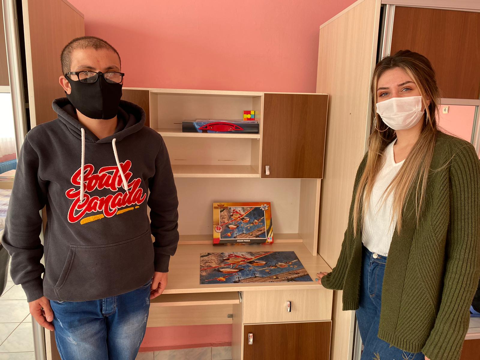 Kırklareli Bakım Rehabilitasyon ve Aile Danışma Merkezi Müdürlüğünde Eğitsel, Bilişsel Çalışmalar kapsamında gerçekleştirilen puzzle etkinliğinde Öğrencimiz Ali Osman KAPLAN sadece 1 günde 200 parçalık puzzle’ı kendi uğraşıyla bitirdi. 