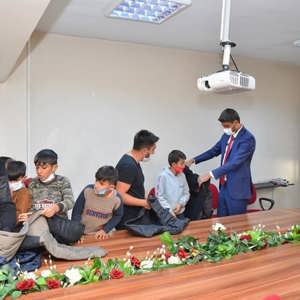 Sokakta çalışan çocuklara mont ve bot desteği - fotoğraf 1