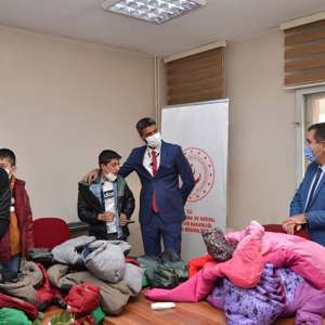 Sokakta çalışan çocuklara mont ve bot desteği - fotoğraf 3