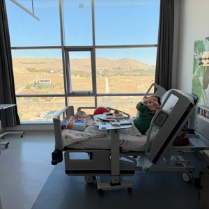 📌İyilik Var Kapsamında Hastanede Tedavi Gören Çocuklara Moral Ziyareti - fotoğraf 1