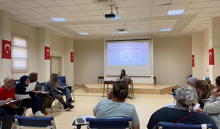 Mezitli Sosyal Hizmet Merkezi Müdürlüğünde görevli personelimiz tarafından #DavultepeÇes personelleri ile Modüler Aile Eğitim Programının 2. Oturumu uygulandı. Doğum öncesi dönemden, bebeklik ve ilk çocukluğa; gelişim özellikleri, bakım verenlerin çocuğun fiziksel, bilişsel, sosyal ve duygusal gelişimini desteklemeleri konularında etkinliklerle kapsamlı bir eğitm gerçekleştirildi.