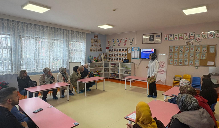 Kartepe’de Velilere Aile İçi İletişim ve Kadına Yönelik Şiddetle Mücadele Eğitimi Verildi