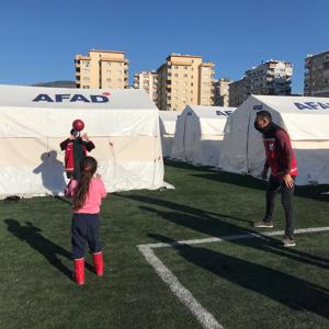 Valiliğimiz Öncülüğünde Yardım Tırları Ve Psikosoyal Destek Ekibimiz, İzmir'de Yaşanan Depremden Etkilenen Vatandaşlara Psikososyal Destek Sunmak İçin Yola Çıktı - fotoğraf 6