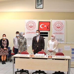 Sayın İl Müdürümüz Kamil TÜYLÜOĞLU, 14 Kasım Sosyologlar günü münasebetiyle Müdürlüğümüz bünyesinde hizmet vermekte olan tüm sosyologların bu özel gününü kutladı. - fotoğraf 1