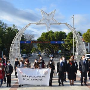 20 Kasım Dünya Çocuk Hakları Günü dolayısıyla İl Çocuk Hakları Komitesi üyesi çocuklarının katılımıyla Cumhuriyet Meydanı’nda Atatürk Anıtı’na çelenk sunma programı gerçekleştirildi. - fotoğraf 8